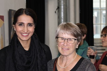 Helsingin apulaispormestari   Nasima Razmyar avasi HTY:n vuosinäyttelyn 2017 Kaapelitehtaalla.