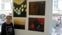 Eeva omien töittensä edessä galleria Albert IX.
